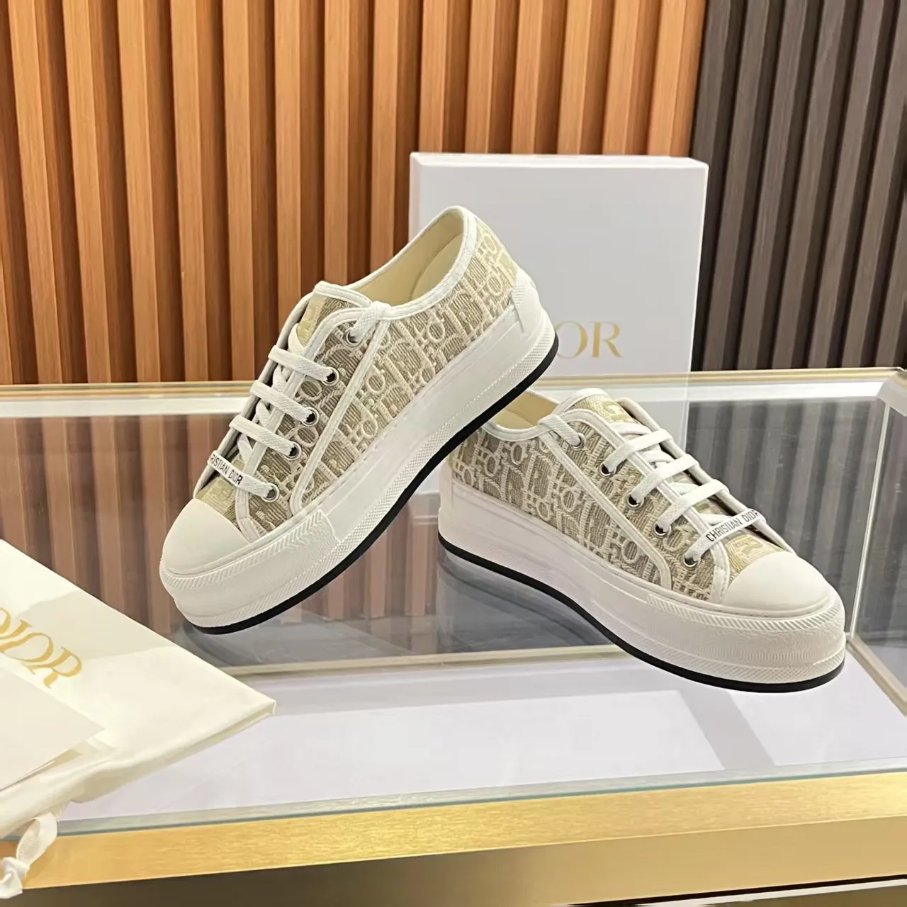 👟👟Ex-factory price 520👟👟 Walk‘n’Dior embroidered mid-top casual shoes are new in 2025. On the fashion stage, Dior embroidered shoes are the well-deserved protagonist. Delicate stitching is used on the upper, every stitch is devoted to the craftsman's efforts, and every thread is woven with artistic poetry. From complex floral patterns to smart geometric textures, embroidery is like the magic that gives shoes life, allowing them to show dynamic beauty even in static conditions.   Wearing Dior embroidered shoes feels like stepping into a dream world full of art. It is not only a pair of shoes, but also a walking piece of art that perfectly integrates fashion and culture. Whether you are strolling on the bustling city streets or attending important social occasions, Dior embroidered shoes can add unique charm to your style and become the focus of everyone's attention.   Choosing Dior embroidered shoes means choosing a persistent pursuit of quality and a unique understanding of fashion. Let it accompany you through every wonderful moment and leave your own fashion mark.  Material: Sheepskin lining, feet, silk cowhide, size 35-41, heel height 5cm